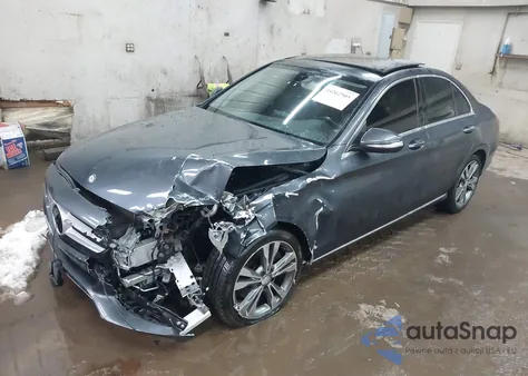 2015 Mercedes-Benz C-Class C 300 z USA, uszkodzony, nr VIN 55SWF4KB3FU091496